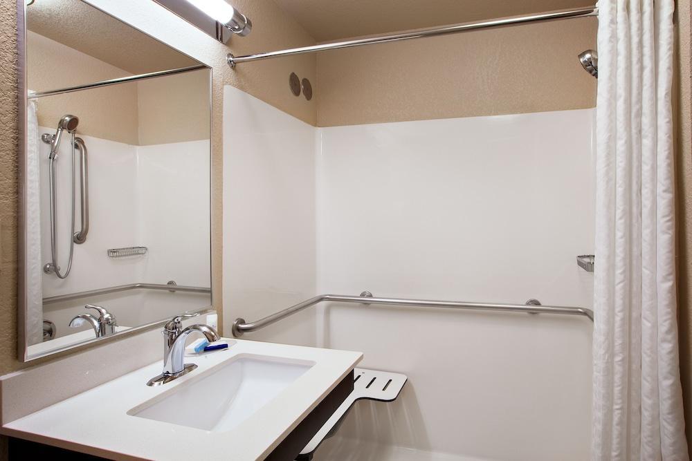Candlewood Suites Medford By Ihg Екстериор снимка